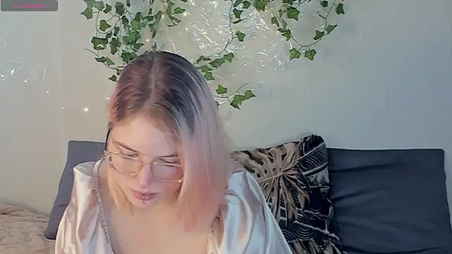 Snapshot of Manic_pixie_ chatting on 12, 9, 2025 Manic pixie online show from 12, 9, 2025