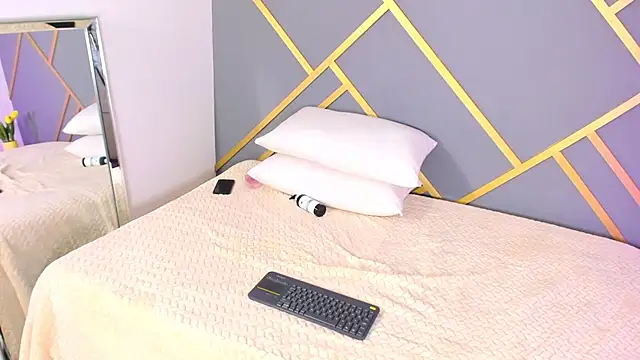 Alaia Colins online show from 3, 2, 2025