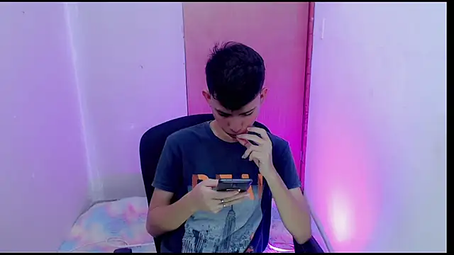 Snapshot of Alexxx_lov chatting on 8, 2, 2025 Alexxx lov online show from 8, 2, 2025