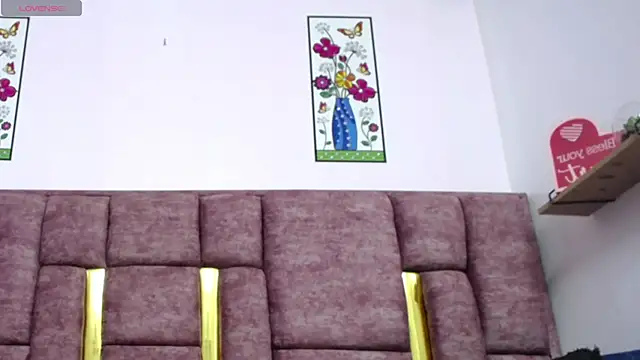 VICTORIAHANK  online show from 17, 4, 2026