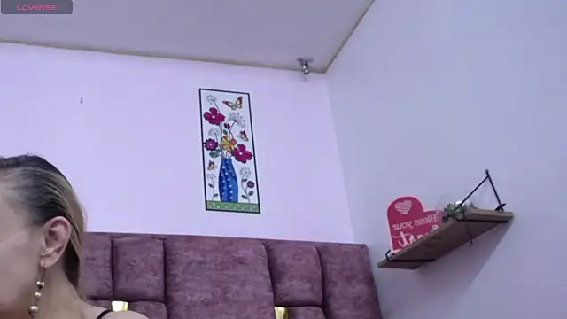 VICTORIAHANK  online show from 18, 4, 2026