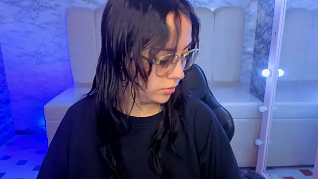 Snapshot of Hela_v chatting on 13, 4, 2026 Hela v online show from 13, 4, 2026