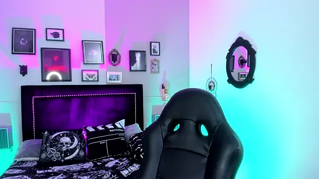 IsisRaichuu  online show from 24, 9, 2025