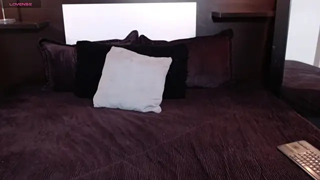 Liiamthompson online show from 11, 4, 2026