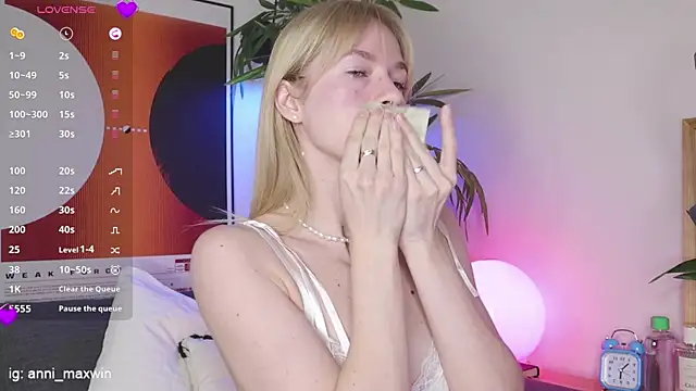 WhiteAnni online show from 23, 3, 2025