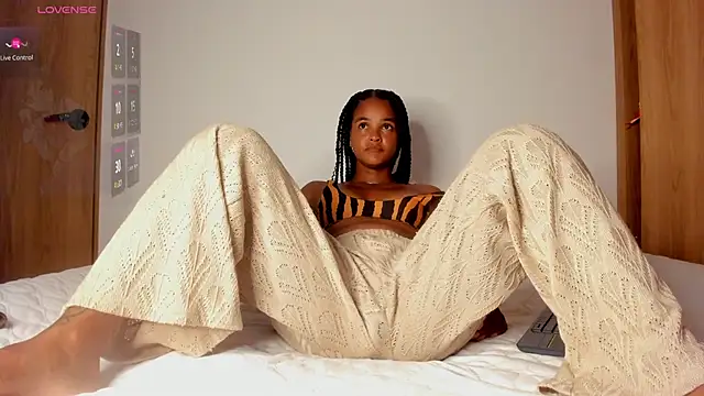 Snapshot of curly_sweett1 chatting on 28, 9, 2025 curly sweett1 online show from 28, 9, 2025