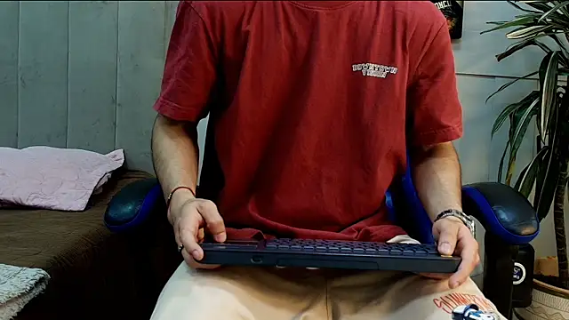 Snapshot of roan_birkin chatting on 25, 5, 2026 roan birkin online show from 25, 5, 2026