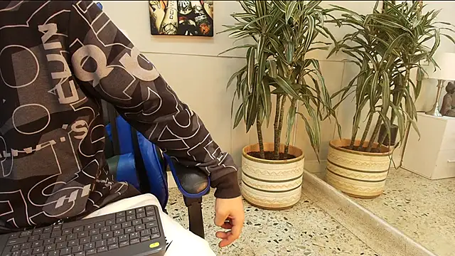 Snapshot of roan_birkin chatting on 26, 5, 2026 roan birkin online show from 26, 5, 2026