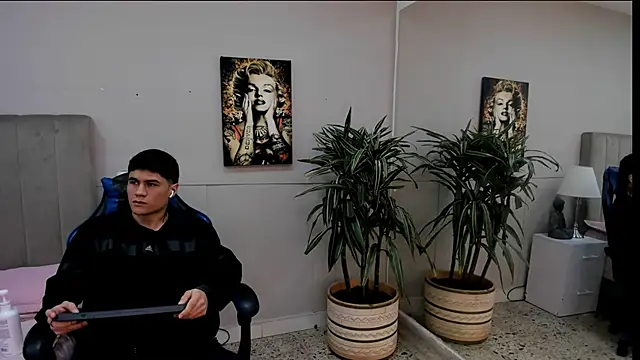 Snapshot of roan_birkin chatting on 9, 6, 2026 roan birkin online show from 9, 6, 2026