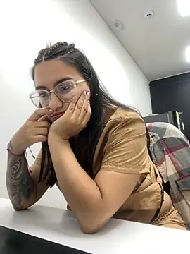 Emma Giraldo online show from 5, 10, 2025