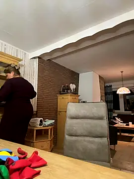 Snapshot of Lars-Lola chatting on 27, 10, 2025 Lars-Lola online show from 27, 10, 2025