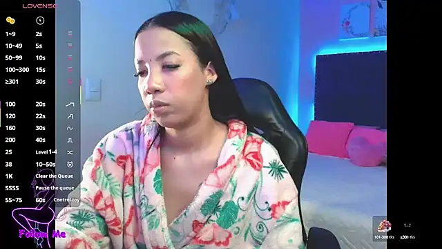 Snapshot of SallyWhitee chatting on 4, 10, 2025 SallyWhitee online show from 4, 10, 2025