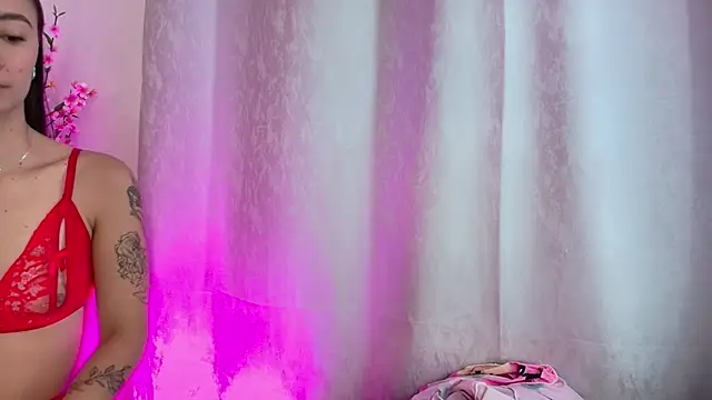 Snapshot of miaa_queen2 chatting on 11, 11, 2025 miaa queen2 online show from 11, 11, 2025