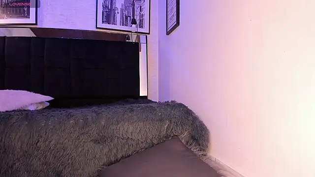 tylla  online show from 10, 11, 2025