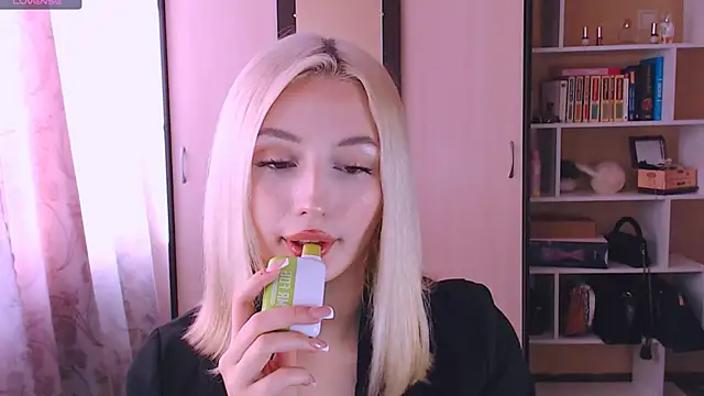 Snapshot of beauty_blonde chatting on 4, 3, 2025 beauty blonde online show from 4, 3, 2025