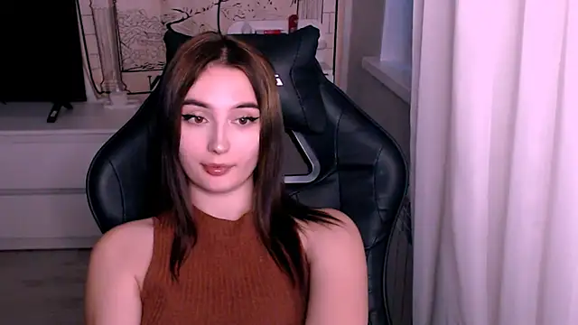 Snapshot of beauty_blonde chatting on 4, 10, 2025 beauty blonde online show from 4, 10, 2025