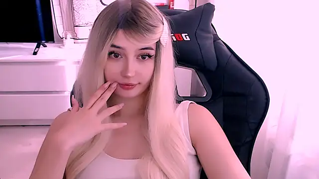 Snapshot of beauty_blonde chatting on 12, 10, 2025 beauty blonde online show from 12, 10, 2025