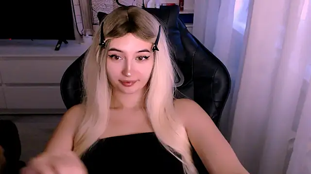 Snapshot of beauty_blonde chatting on 16, 10, 2025 beauty blonde online show from 16, 10, 2025