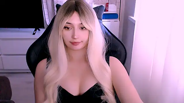 Snapshot of beauty_blonde chatting on 17, 10, 2025 beauty blonde online show from 17, 10, 2025