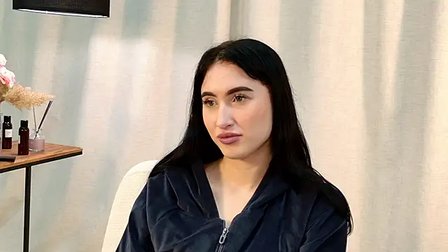 LynnaHandley online show from 7, 2, 2025