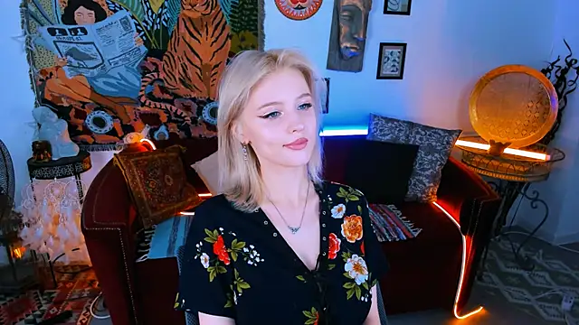 LeonaStane online show from 13, 9, 2025