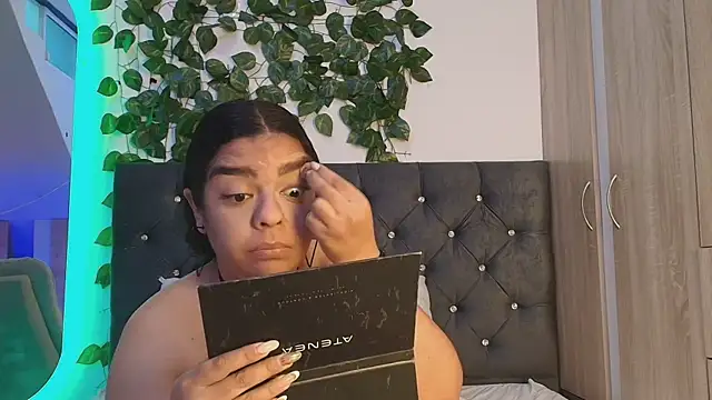 Snapshot of lauravince chatting on 13, 6, 2026 lauravince online show from 13, 6, 2026