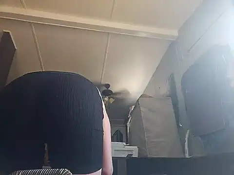 Snapshot of ShysluutGia chatting on 8, 2, 2025 ShysluutGia online show from 8, 2, 2025