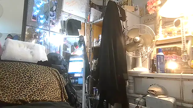 Snapshot of ShysluutGia chatting on 7, 10, 2025 ShysluutGia online show from 7, 10, 2025