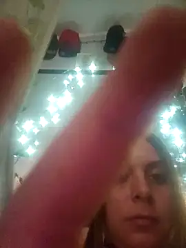 Snapshot of ShysluutGia chatting on 13, 10, 2025 ShysluutGia online show from 13, 10, 2025