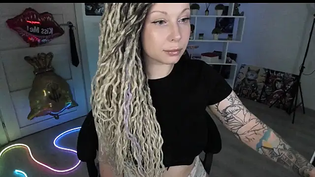 Snapshot of HoneySallyMoore chatting on 11, 7, 2026 HoneySallyMoore online show from 11, 7, 2026