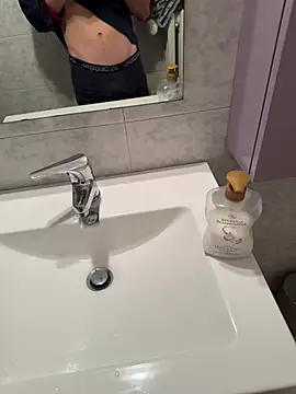 Manuhot001 online show from 14, 2, 2025