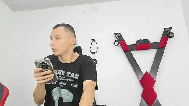 Isak Millan online show from 6, 11, 2025