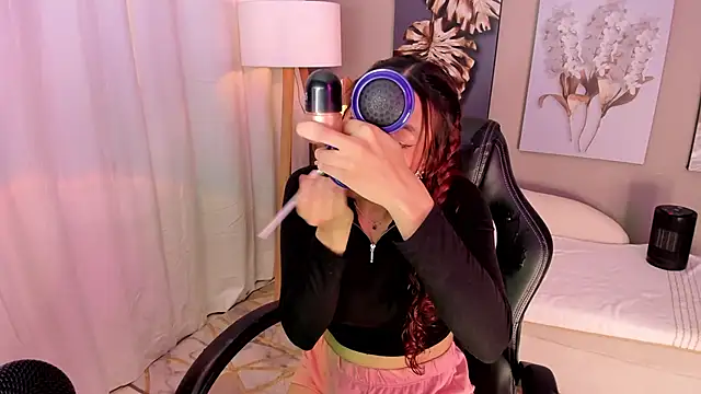 Snapshot of charlotte_bluee chatting on 19, 6, 2026 charlotte bluee online show from 19, 6, 2026