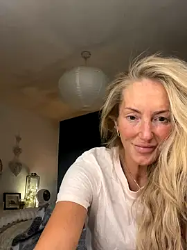 Fiery Blonde LexiX online show from 21, 10, 2025