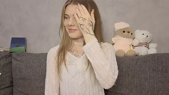 Snapshot of CarolinePepper chatting on 4, 7, 2026 CarolinePepper online show from 4, 7, 2026