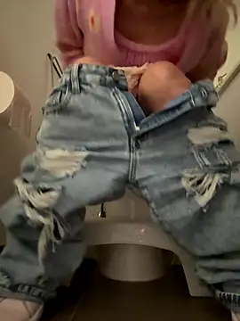 Snapshot of skybeatrice7 chatting on 8, 10, 2025 skybeatrice7 online show from 8, 10, 2025