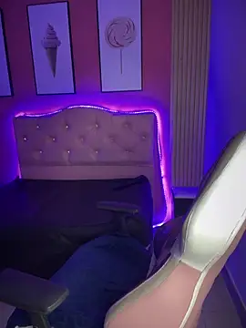 Emily-teen online show from 23, 2, 2025