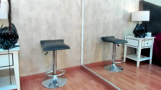 NahomyCarther online show from 14, 11, 2025