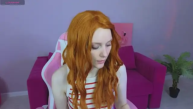 Snapshot of KristinMoore chatting on 12, 3, 2025 KristinMoore online show from 12, 3, 2025