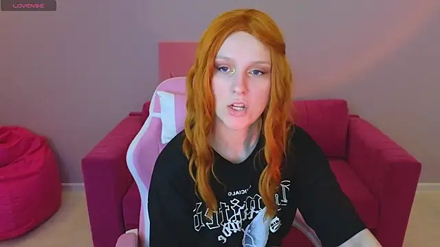 Snapshot of KristinMoore chatting on 22, 3, 2025 KristinMoore online show from 22, 3, 2025