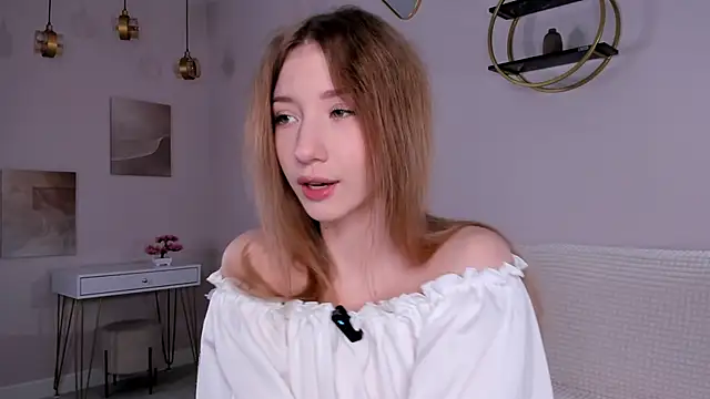 SunnivaCovil online show from 10, 9, 2025