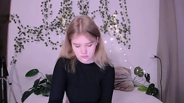 LaseyMoon online show from 19, 3, 2025