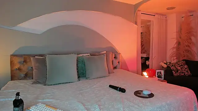 Elizabeth clark  online show from 12, 11, 2025