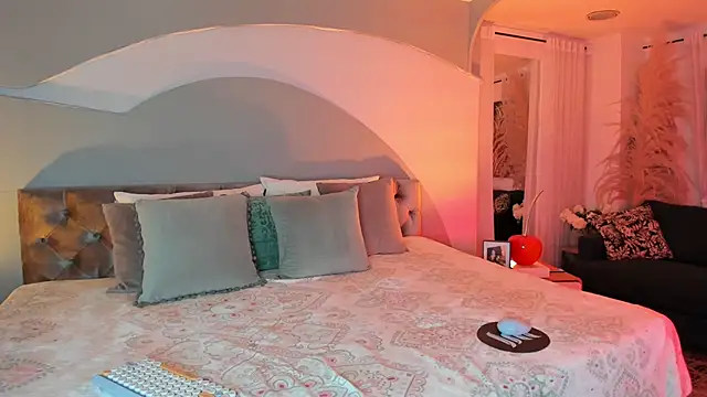 Elizabeth clark  online show from 14, 11, 2025