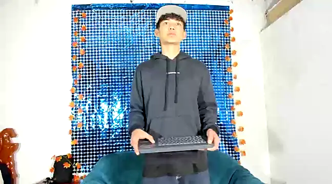 Maxxi hot23 online show from 26, 2, 2025