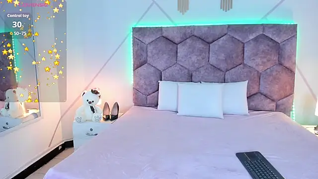 aurora collinss  online show from 19, 12, 2025