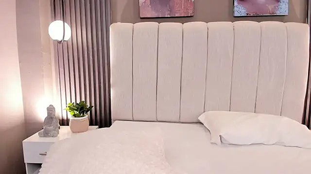 GiannaColling1 online show from 13, 12, 2025