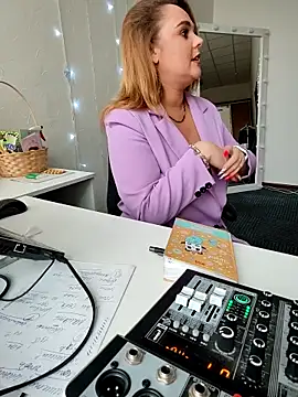 Juicy PeachLux online show from 14, 3, 2025