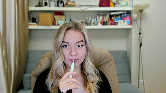 Kara Smith  online show from 14, 11, 2025