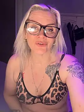 Curvy-Cleo online show from 3, 2, 2026